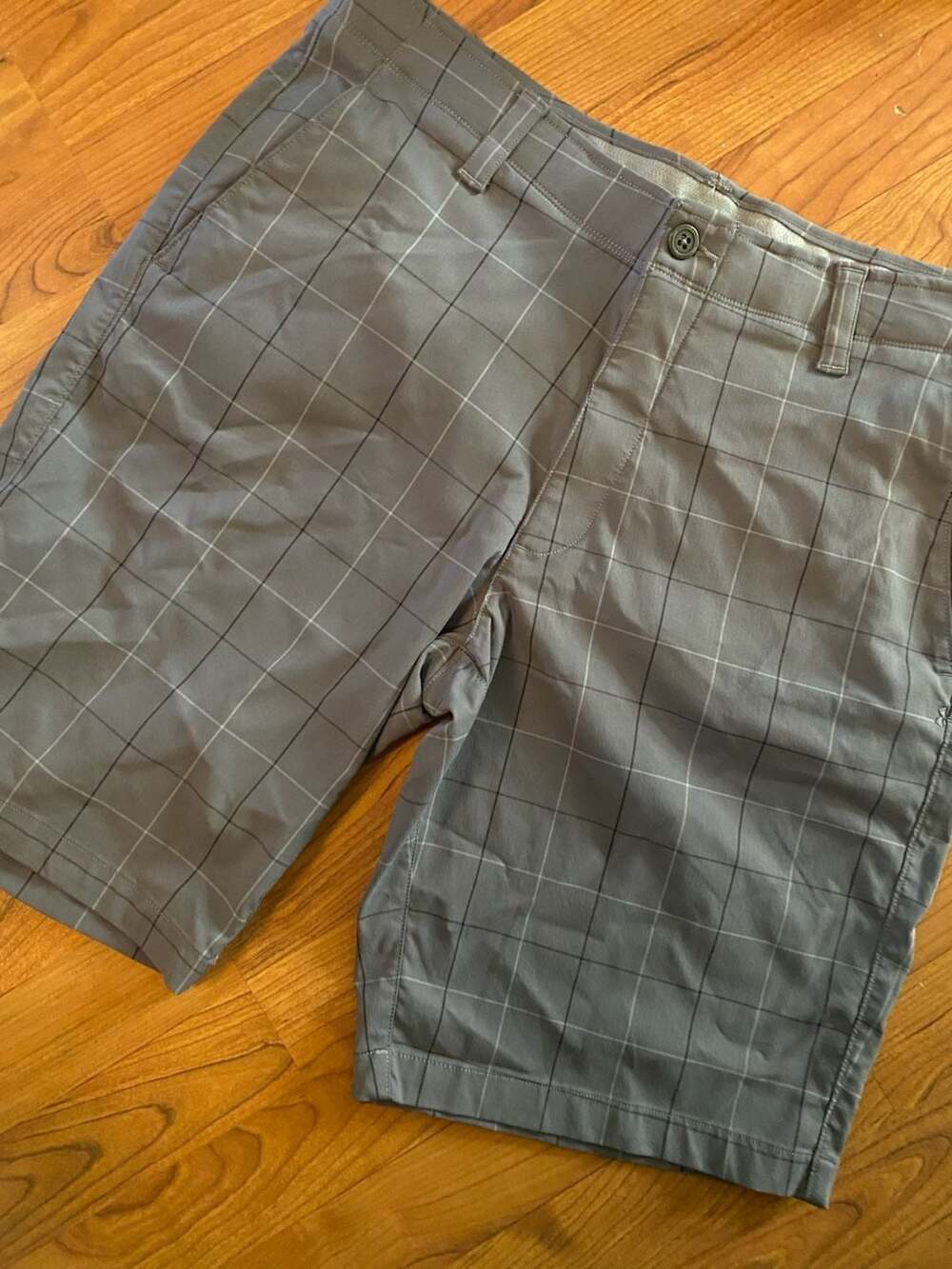 Under Armour Mens Golf Shorts Loose HeatGear Size 38 Gray Plaid
